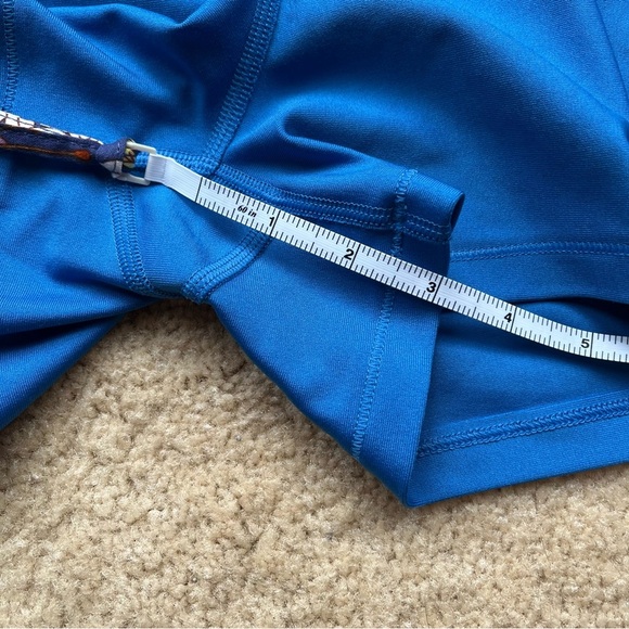 Under Armour Women's Blue Exercise Shorts - Size M - EUC - Stretch - Picture 8 of 8